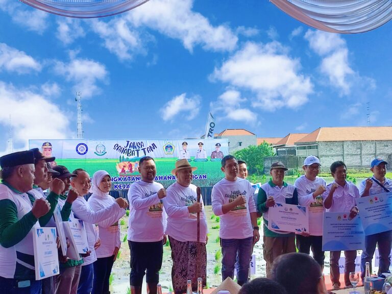 "DUKUNG ASTA CITA PRESIDEN, KEJATI JATIM REALISASIKAN PROGRAM (JAKSA SAHABAT TANI) DI GRESIK"